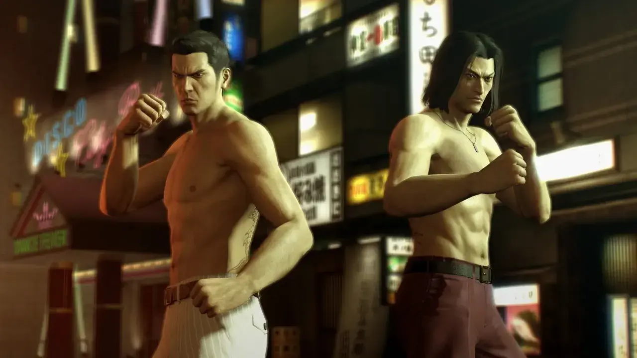Dwóch mężczyzn w pozycji bojowej na tle neonów. Kiryu i Nishikiyama gotowi do walki w Yakuza 0 spolszczenie.