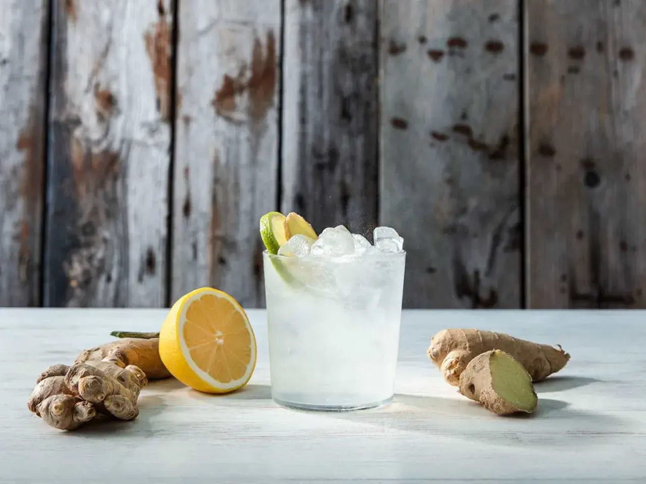 En uppfriskande Koskenkorva ginger drink med citron, lime och ingefära.