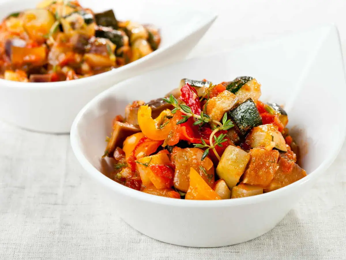 Ratatouille coloré et savoureux, préparé avec amour dans le Cookeo. Un délice de légumes frais, prêt à être dégusté.