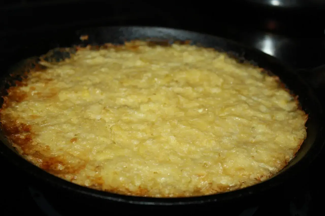 En gyllene potatiskaka med parmesan, nybakad i gjutjärnspanna. Låter det inte gott?