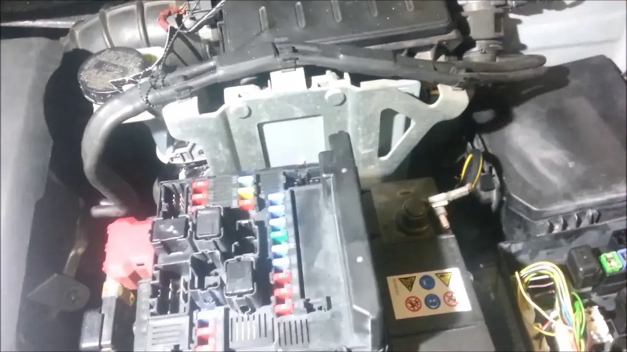 Gdzie są bezpieczniki w Nissan Qashqai? Oto kluczowe lokalizacje