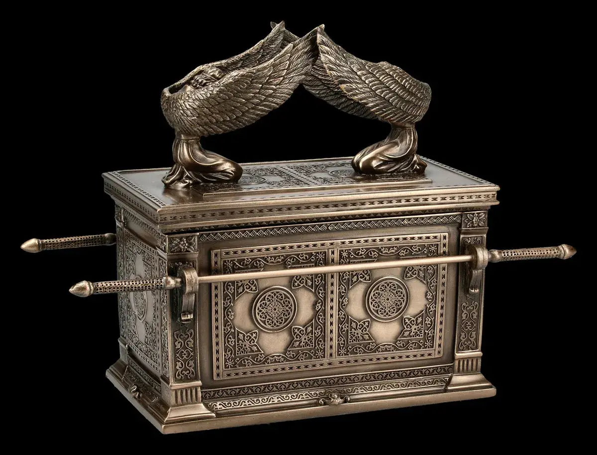 Die Bundeslade, ein kunstvoll verzierter Kasten mit Cherubim-Figuren, symbolisiert göttliche Gegenwart.