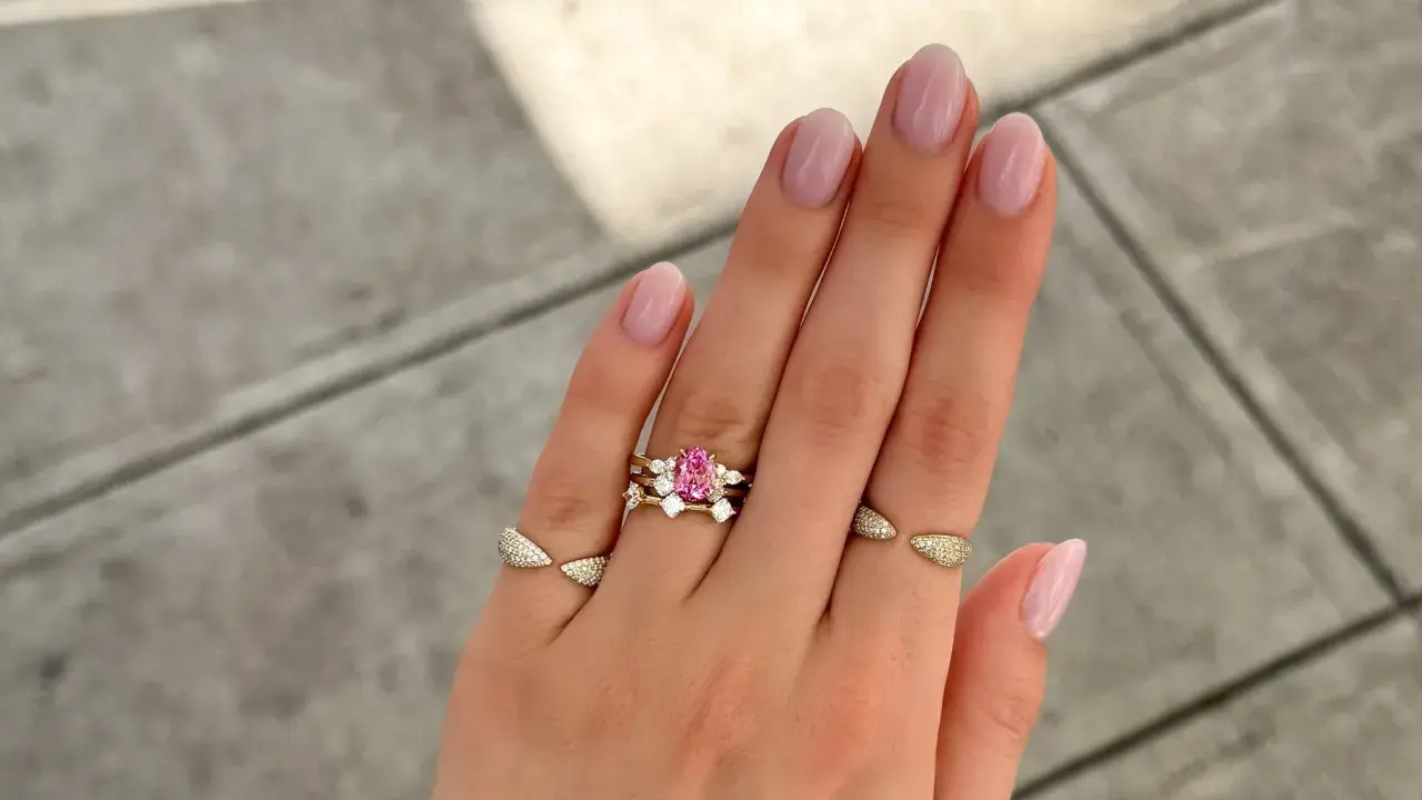 Anillo en el meñique hombre con un diseño delicado y un zafiro rosa.
