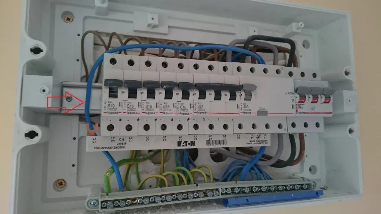 W skrzynce elektrycznej widać bezpiecznik przedlicznikowy 100A oraz szereg mniejszych bezpieczników.