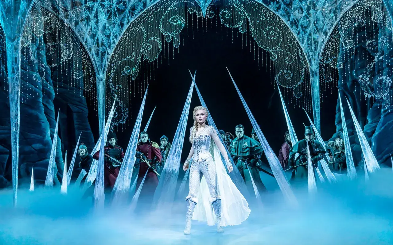 Elsa, con su traje helado, lidera un ejército en un palacio de hielo. La magia de Frozen Zaragoza cobra vida.