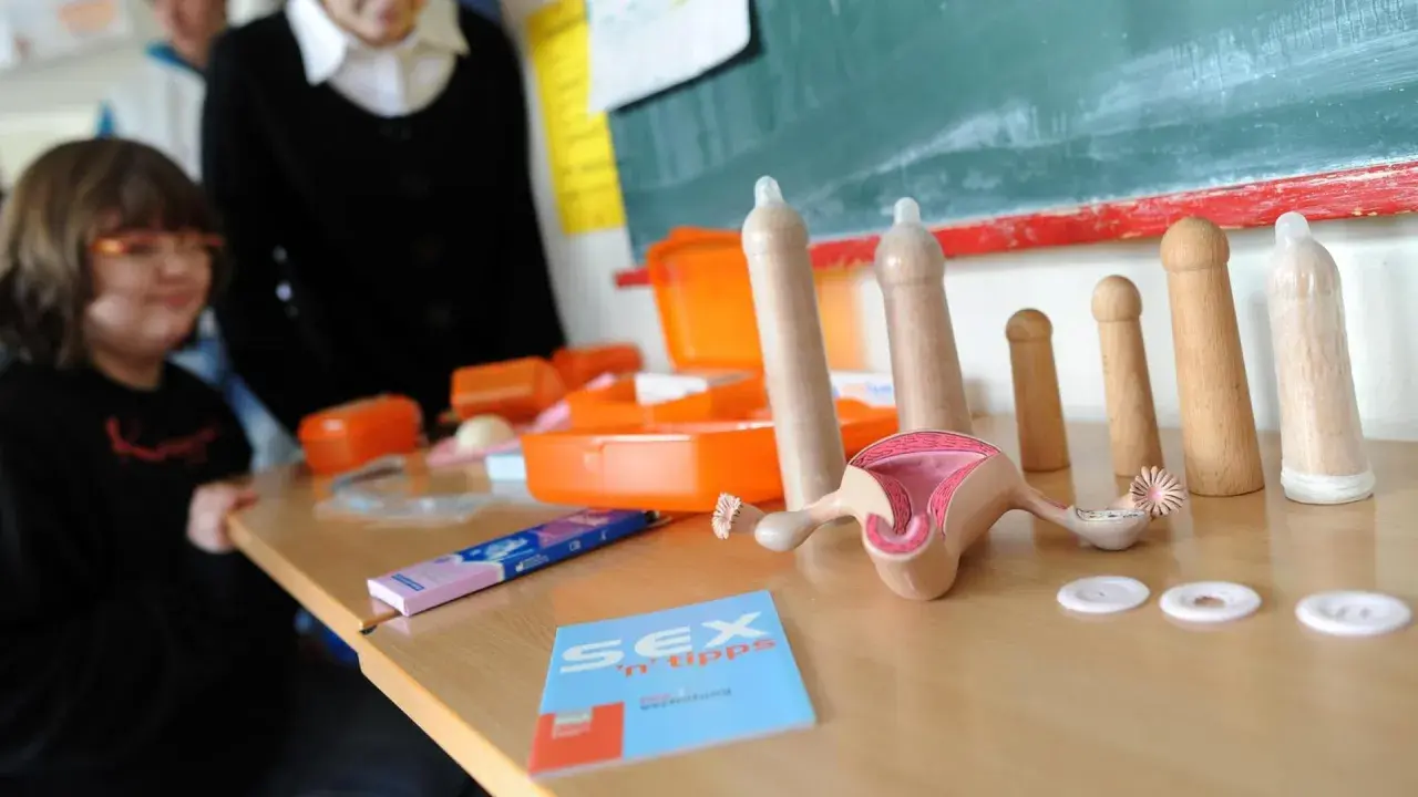 Unterrichtsmaterialien für die sexualkunde klasse 4: Modelle von Geschlechtsorganen, Kondome und ein Heft mit Tipps.