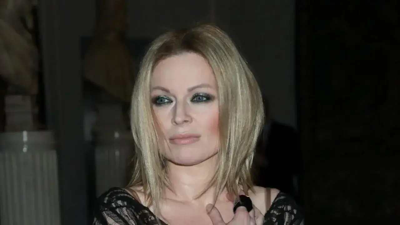 Anna Maria Jopek zmysłowo patrzy w obiektyw. Jej blond włosy i wyrazisty makijaż podkreślają tajemniczość. Czy to zapowiedź nowego romansu?