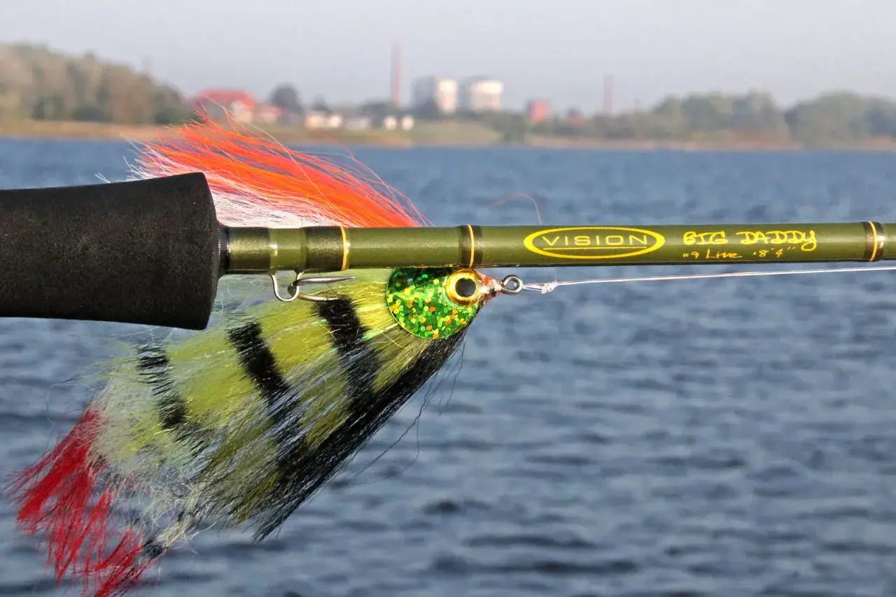 Fliegenfischen auf Hecht mit einer "Big Daddy" Rute. Die bunte Fliege ist bereit für den Biss.