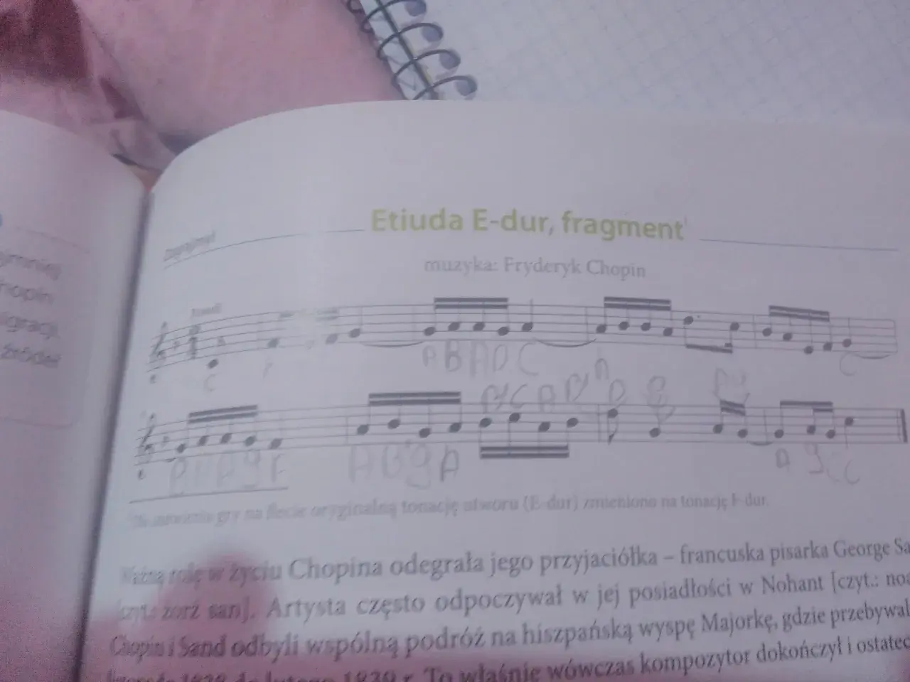 Fragment Etiudy E-dur Fryderyka Chopina, z zapisanymi nutami i literami, świadczy o jego geniuszu w muzyce.