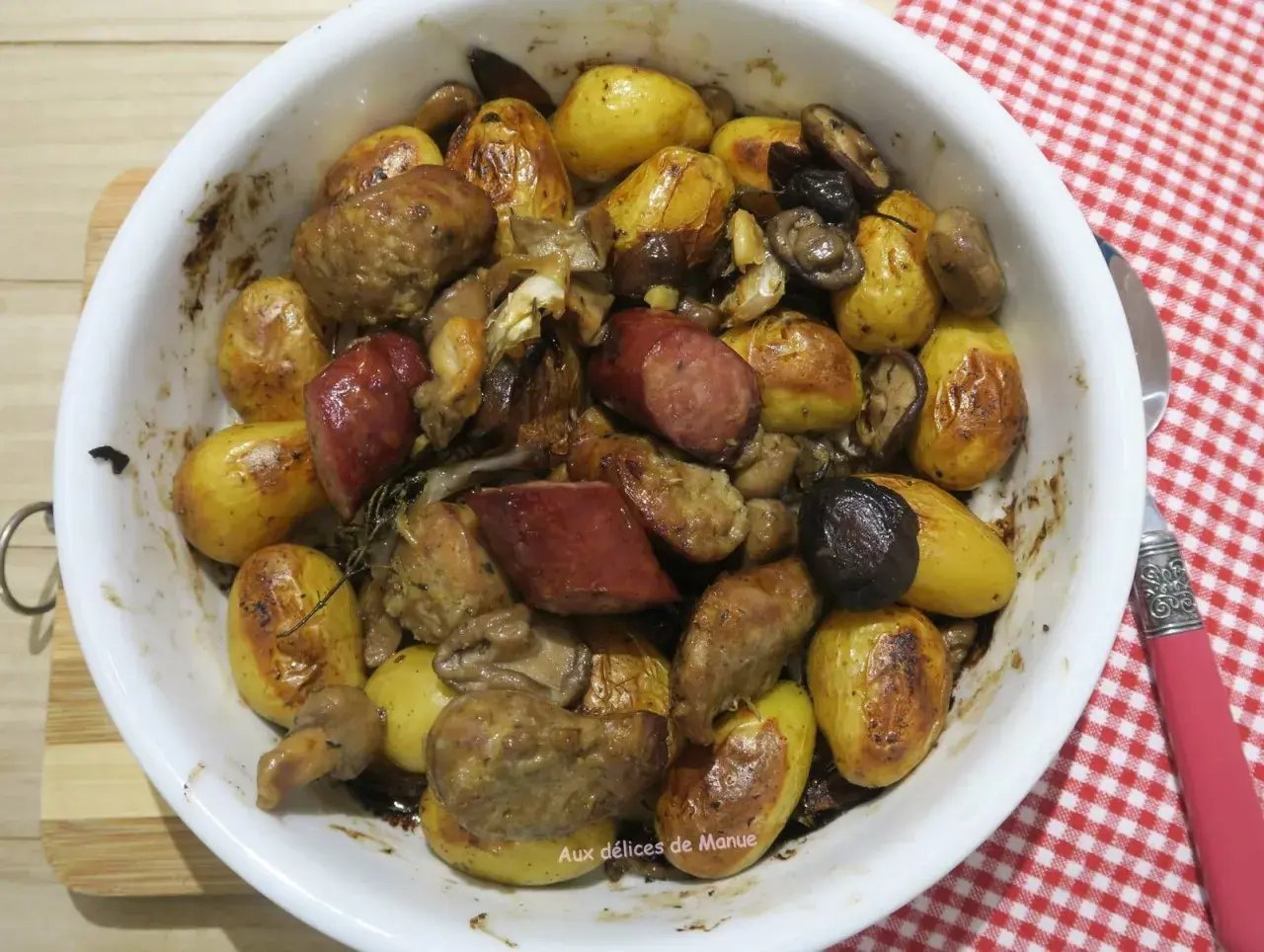 Pommes de terre grenailles à la plancha, saucisses et champignons, un plat savoureux et réconfortant.