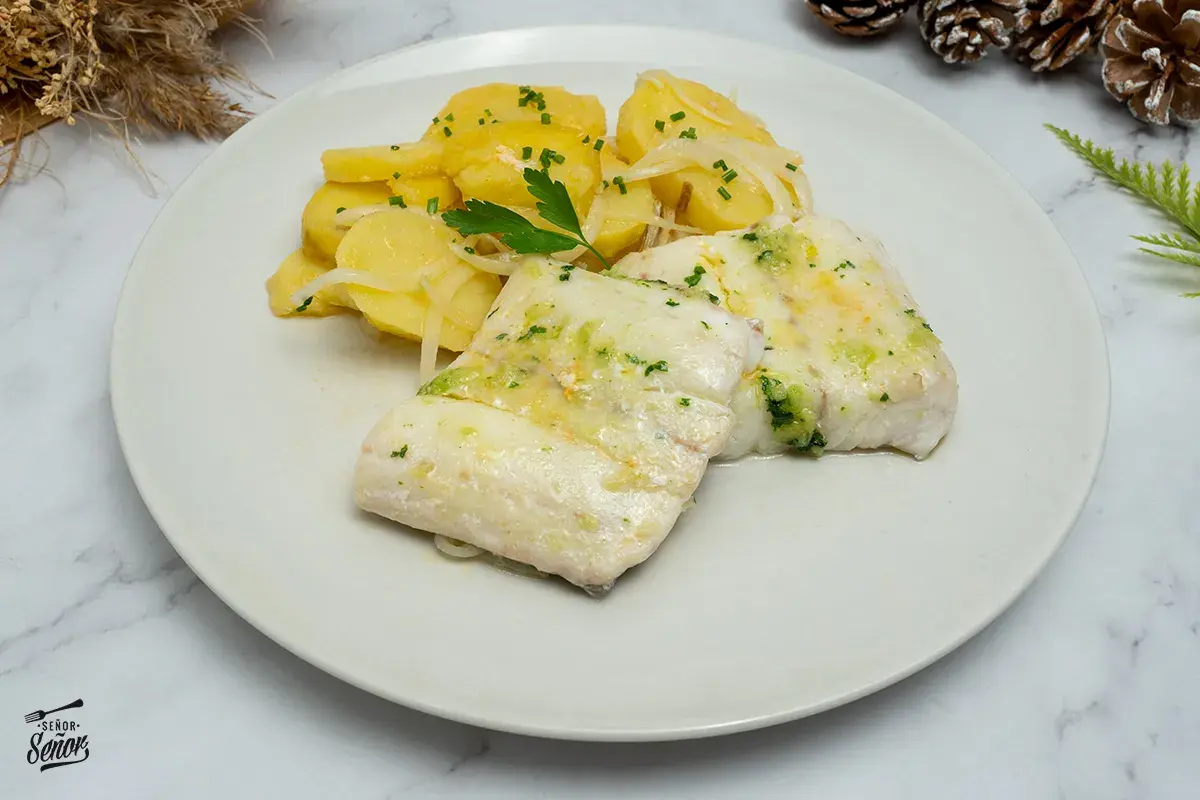 Dos filetes de merluza al horno con patatas y cebolla. Una opción deliciosa para tus recetas de merluza.