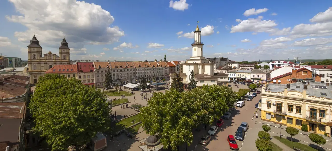 Rynek w Wadowicach z ratuszem i kościołem to piękne wadowickie atrakcje.