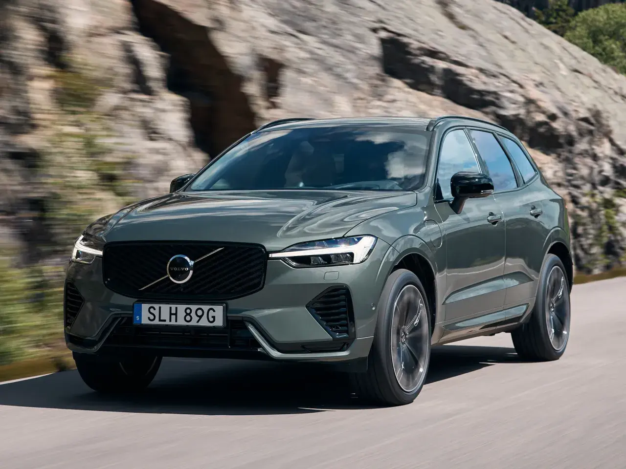 Volvo XC60 D4 Momentum automático 190 CV en movimiento, con su diseño elegante y moderno, ideal para explorar caminos montañosos.