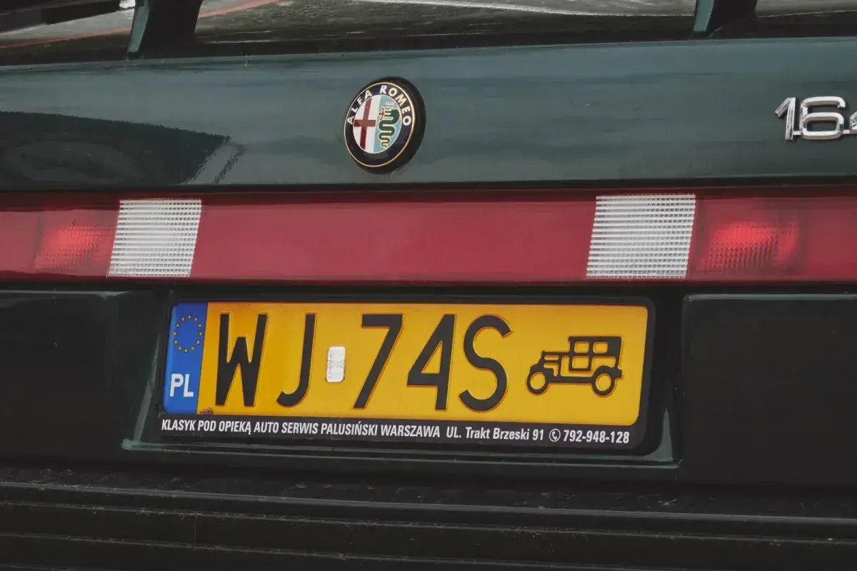 Alfa Romeo z rejestracją WJ-74S. Klasyk pod opieką auto serwisu.