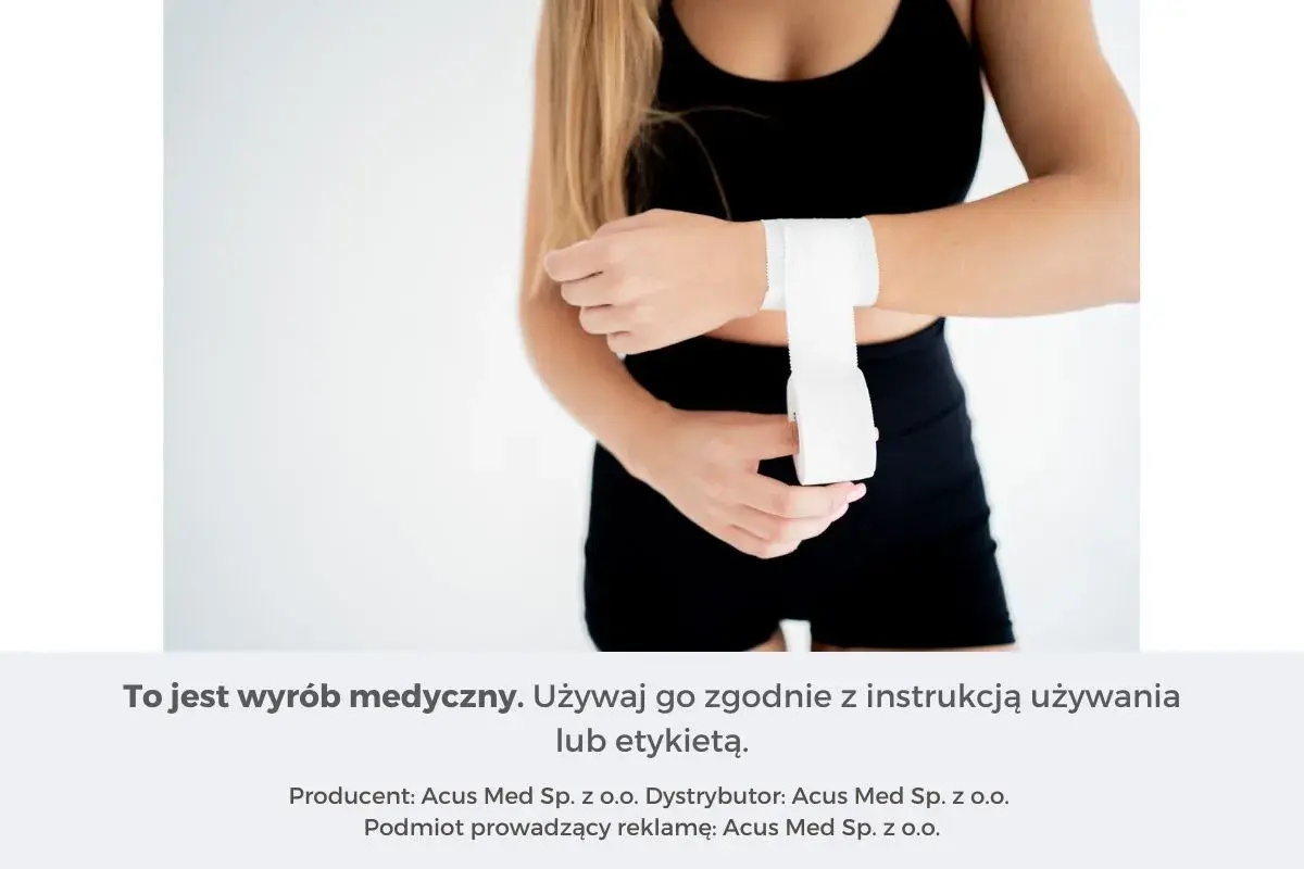 Kobieta zakłada biały bandaż na nadgarstek, przygotowując się do treningu. To plastry na kontuzje, które pomagają w regeneracji.