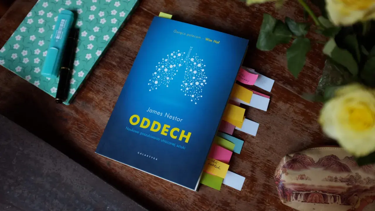Książka "Oddech" Jamesa Nestora z kolorowymi zakładkami. Odkryj naukowe sekrety oddechu.
