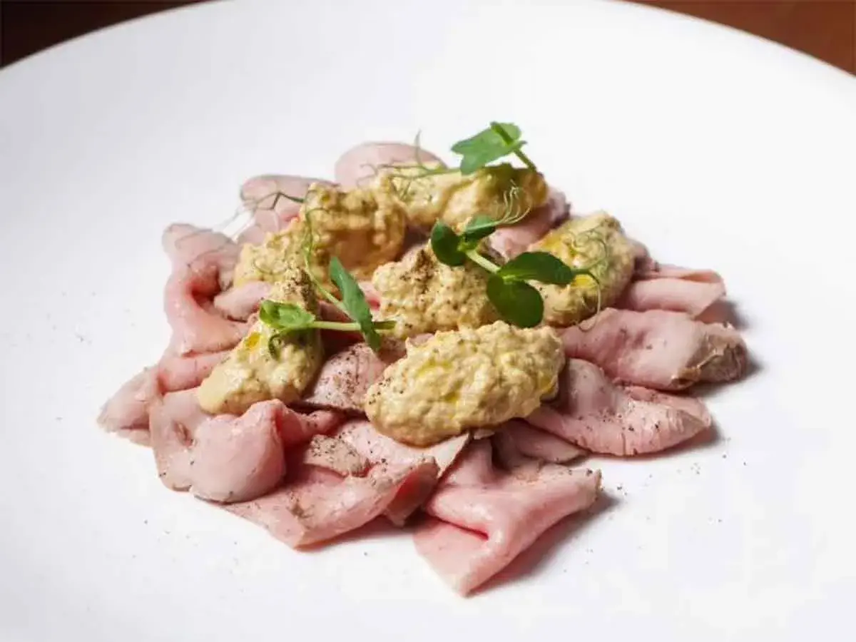 Fettine rosa di arrosto con crema di verdure e germogli, un'idea per dove mangiare a Cremona.