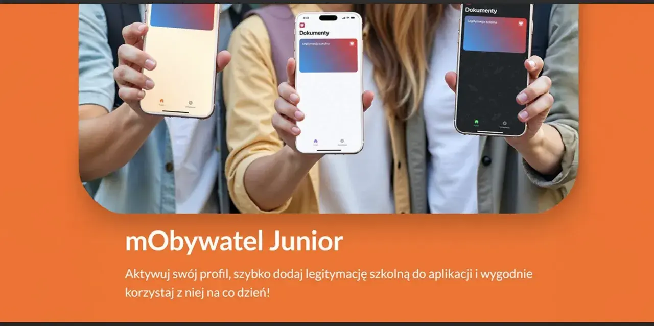 Trzy telefony z wyświetloną cyfrową legitymacją szkolną w aplikacji mObywatel.