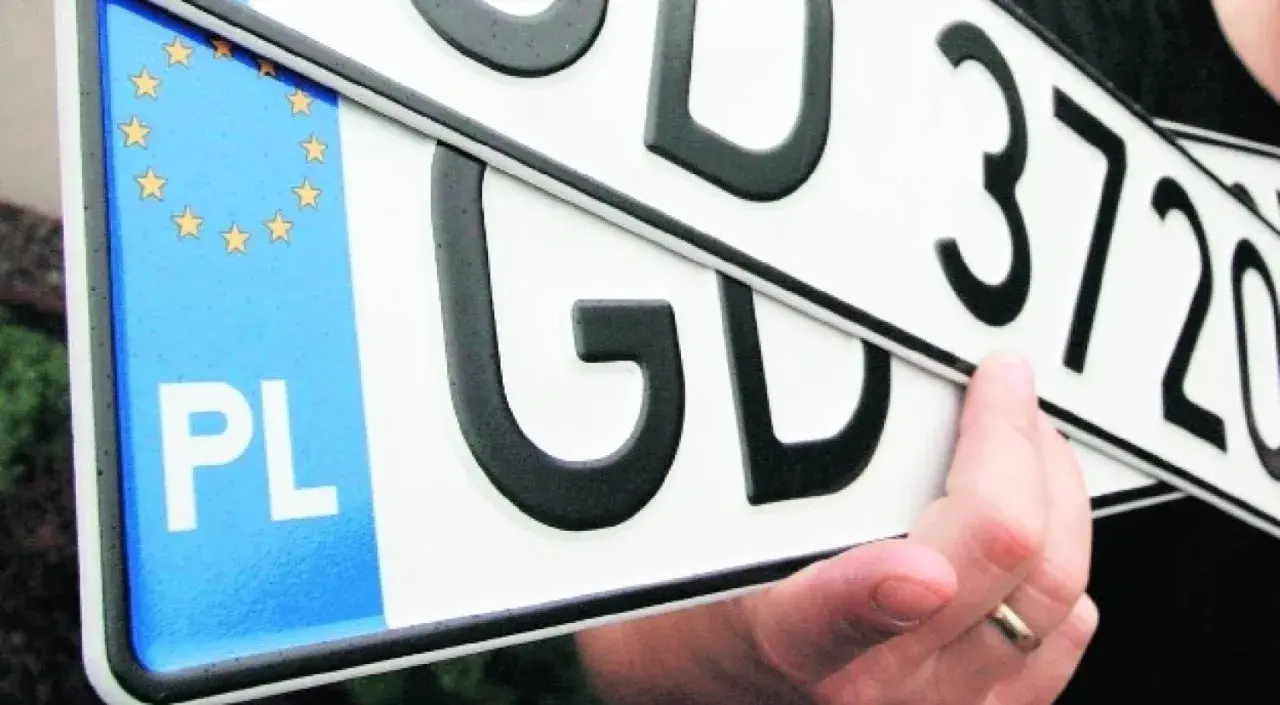 Dwie polskie tablice rejestracyjne z literami GD i cyframi 3720.