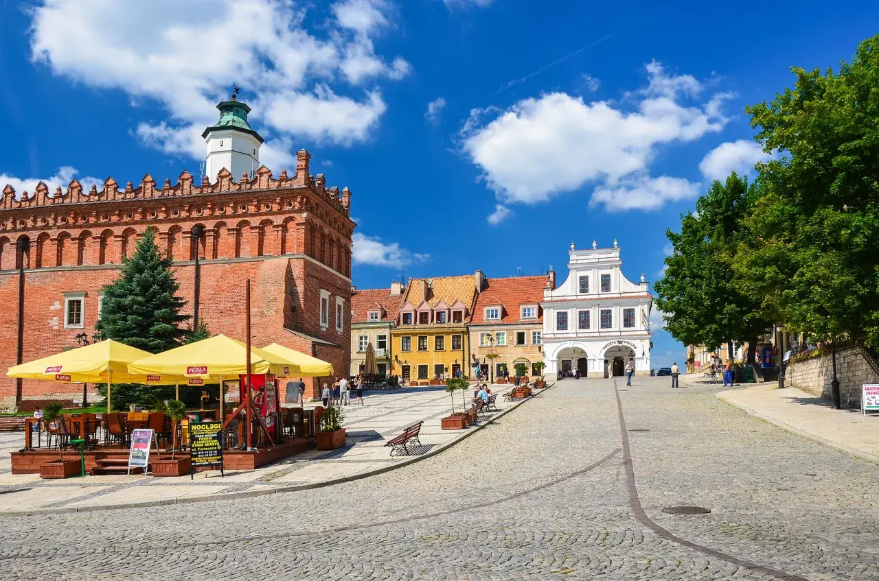 Rynek w Kazimierzu Dolnym, gdzie kręcono "Sami swoi", z zabytkową kamieniczką i ratuszem.