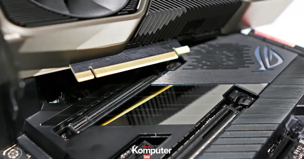 Zbliżenie na złącze PCIe na płycie głównej, porównanie PCIe 3.0 x16 vs PCIe 4.0 x16.