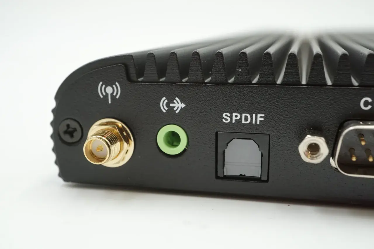 Złącze SPDIF na urządzeniu, obok gniazda audio i anteny Wi-Fi.