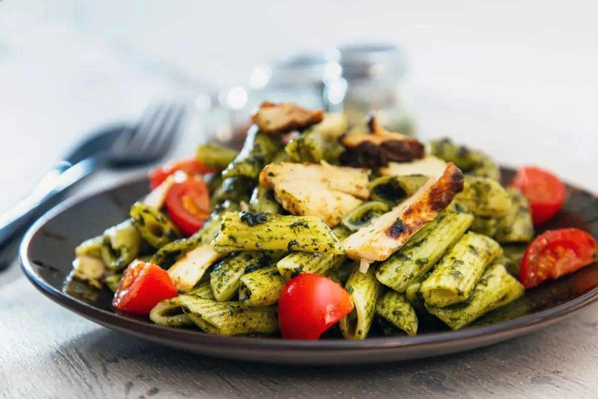 Penne z kurczakiem i pomidorkami koktajlowymi w sosie pesto. Pyszne danie, które zachwyci każdego smakosza.