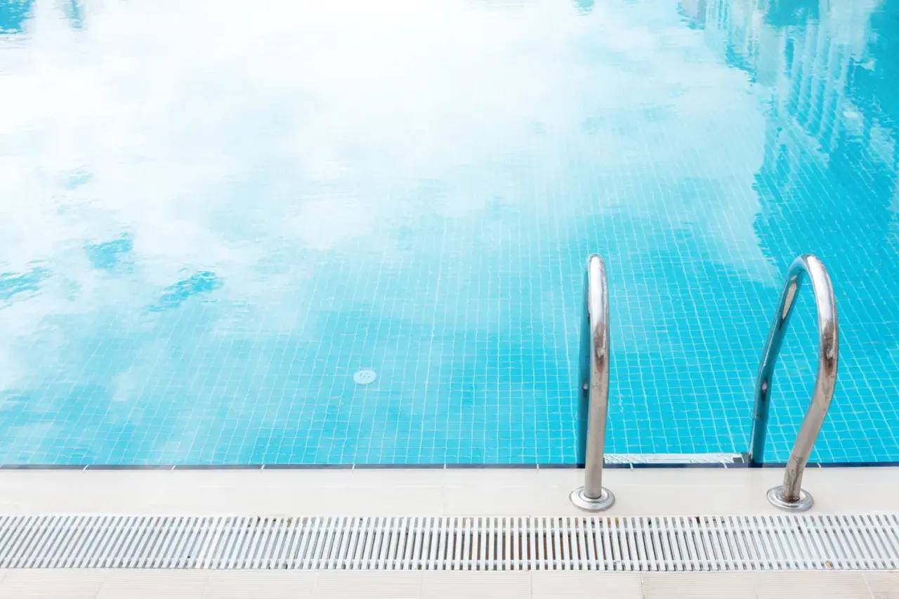 Ein Frame Pool mit glitzerndem Wasser und einer Leiter lädt zum Schwimmen ein.