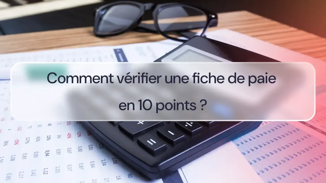 Lunettes et calculatrice sur des documents financiers. Apprenez à vérifier votre fiche de paie gratuitement en 10 points.