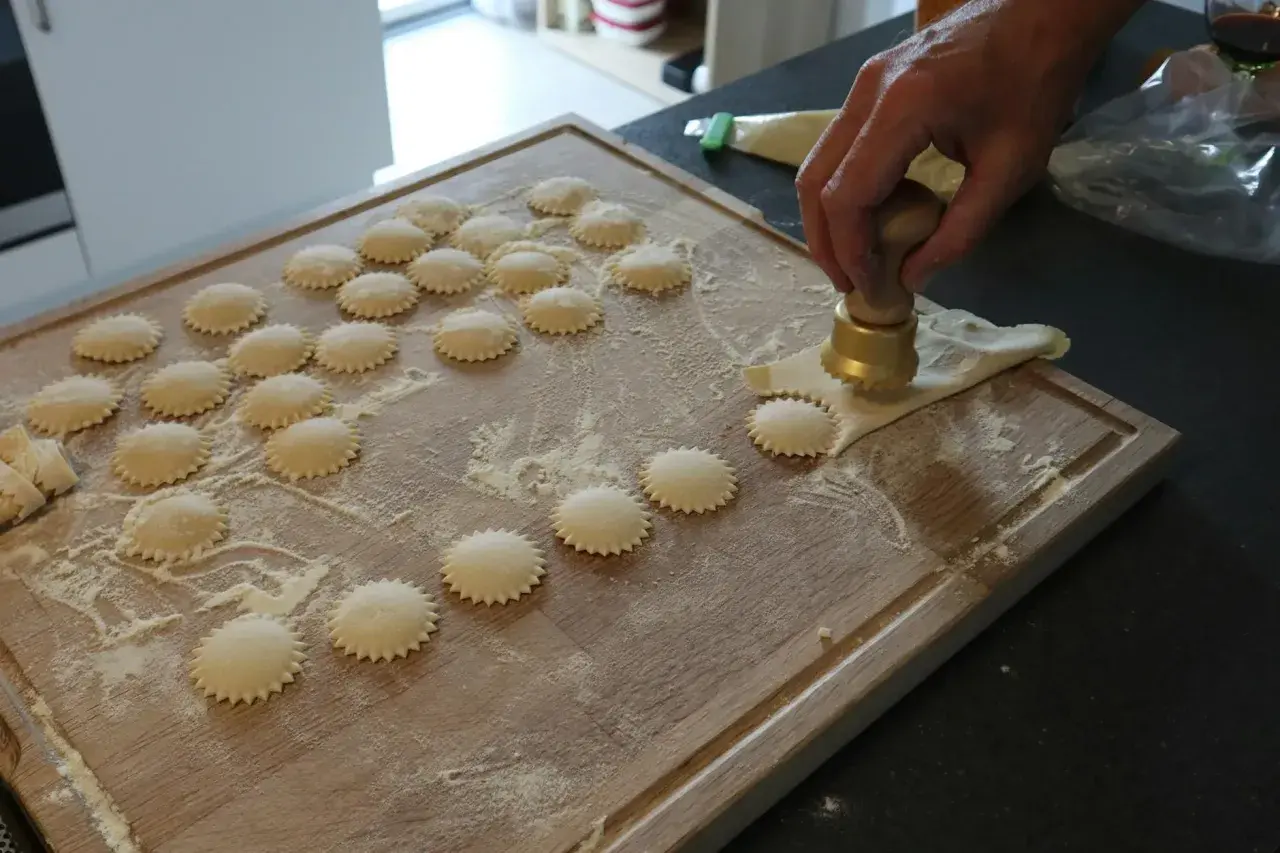 Ręcznie robione ravioli na desce, gotowe do gotowania. Wiele pysznych ravioli przepisy do wypróbowania.