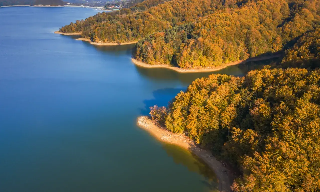Jesienna Solina, idealna plaża dla dzieci do zabawy w piasku i budowania zamków.