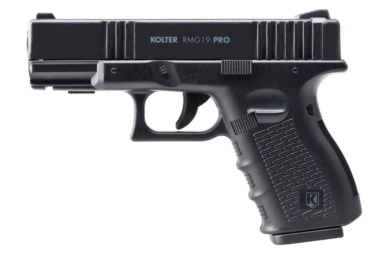 Czarny pistolet Kolter RMG-19 PRO z wygrawerowaną nazwą modelu.