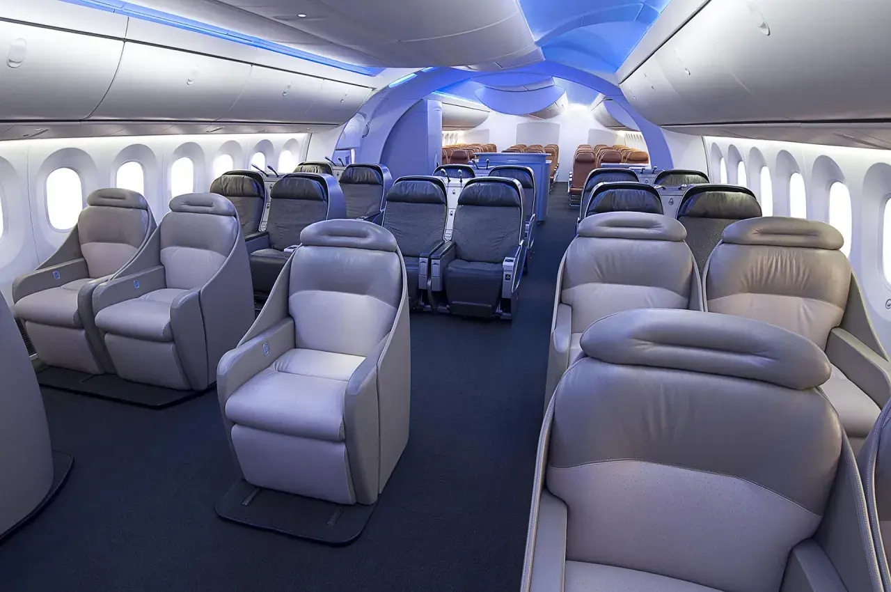 Wnętrze samolotu Boeing 787-10 z wygodnymi fotelami klasy biznes.