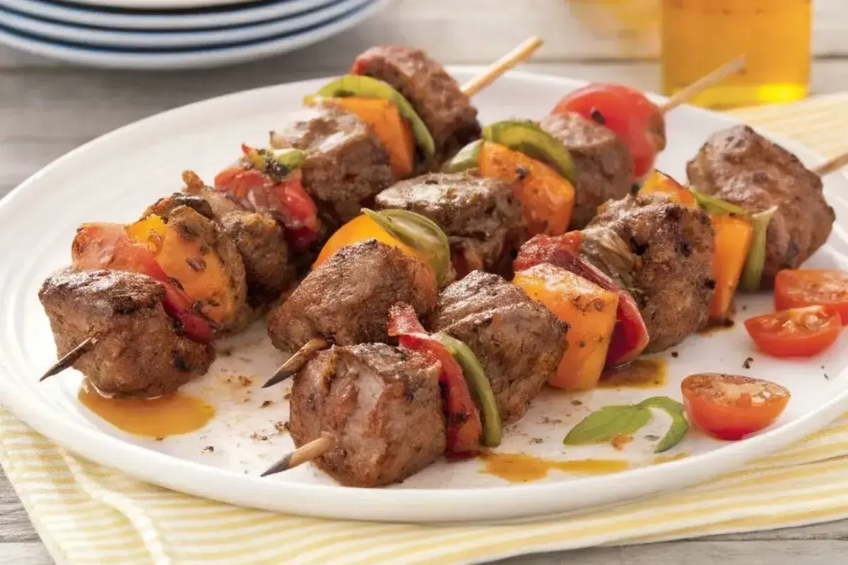 Brochettes de bœuf savoureuses, marinées et grillées avec des poivrons et des tomates. Un délice pour les amateurs de marinade brochette boeuf.