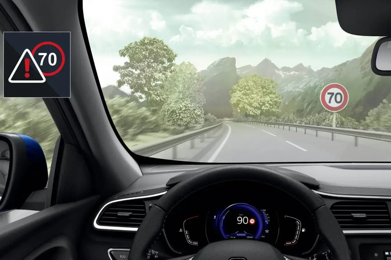El asistente inteligente de velocidad muestra una advertencia de límite de 70 km/h en el parabrisas y en el panel digital.
