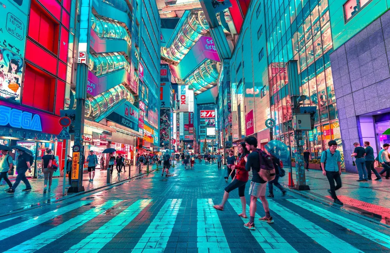 Neonowe centrum Tokio, Akihabara, tętni życiem. Ludzie przechodzą przez mokre pasy, otoczeni przez kolorowe reklamy i futurystyczną architekturę.