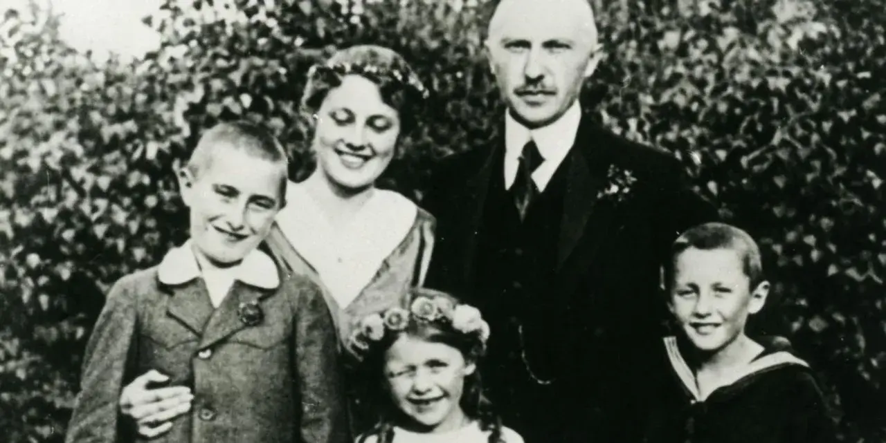 Familie Adenauer im Garten. Konrad Adenauer mit Gattin und drei Kindern, darunter der junge Georg Adenauer.