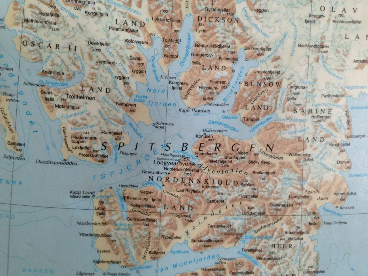 Mapa północnej części Spitsbergenu, z zaznaczonymi fiordami, górami i osadami. Widoczna cieśnina Barentsa.