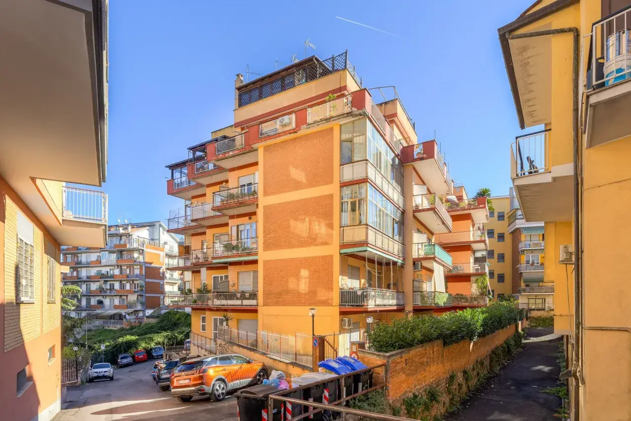 Edifici residenziali colorati nel quartiere Ottavia, con balconi e auto parcheggiate.