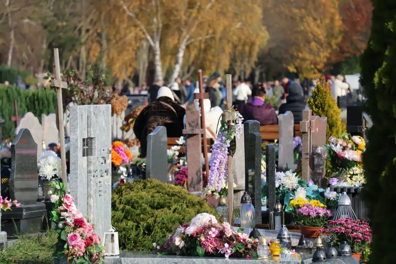 Cmentarz jesienią. Widać różnicę między grobem ziemnym a murowanym w kosztach utrzymania.