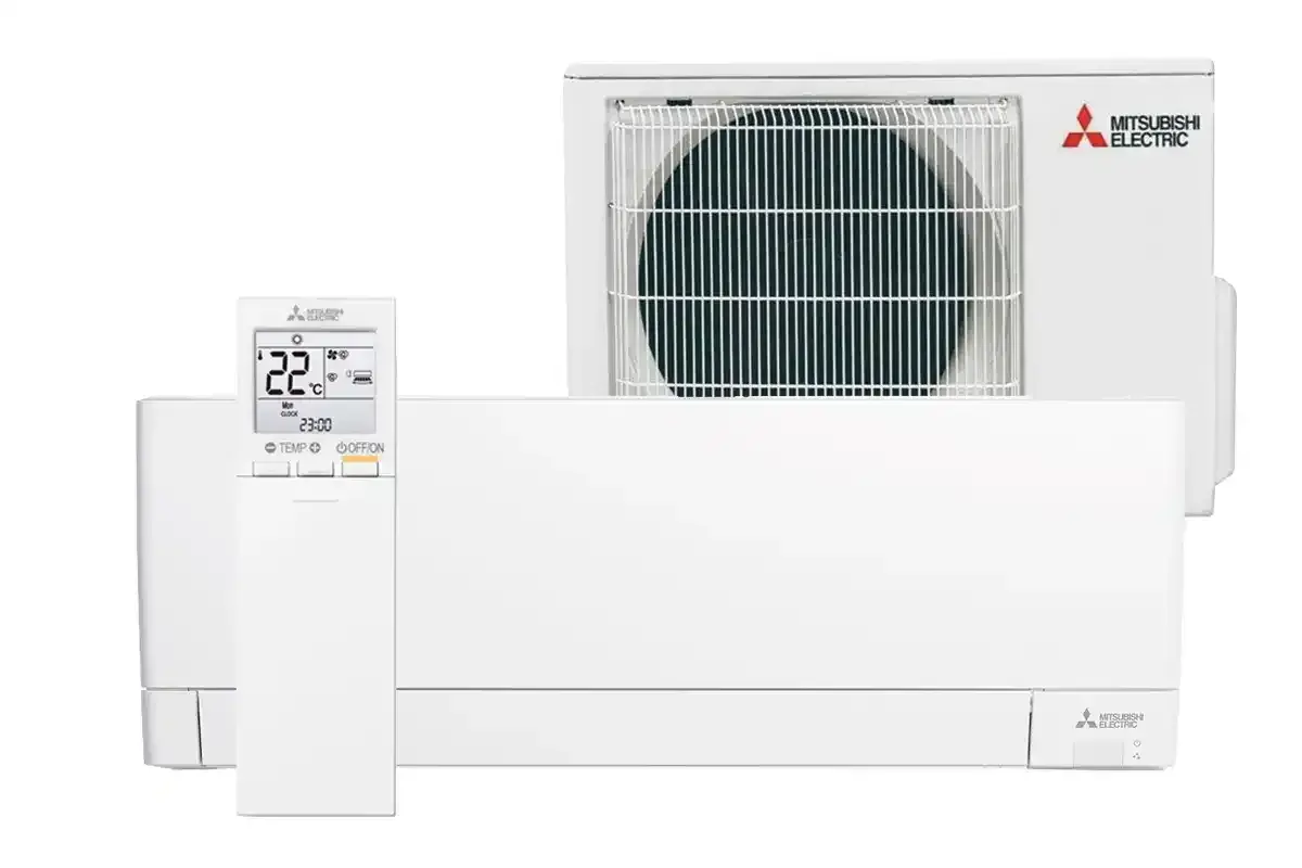 Klimatyzacja 2.5 kW Mitsubishi Electric, idealna na ok. 25-35 m². Biała jednostka wewnętrzna i zewnętrzna z pilotem.