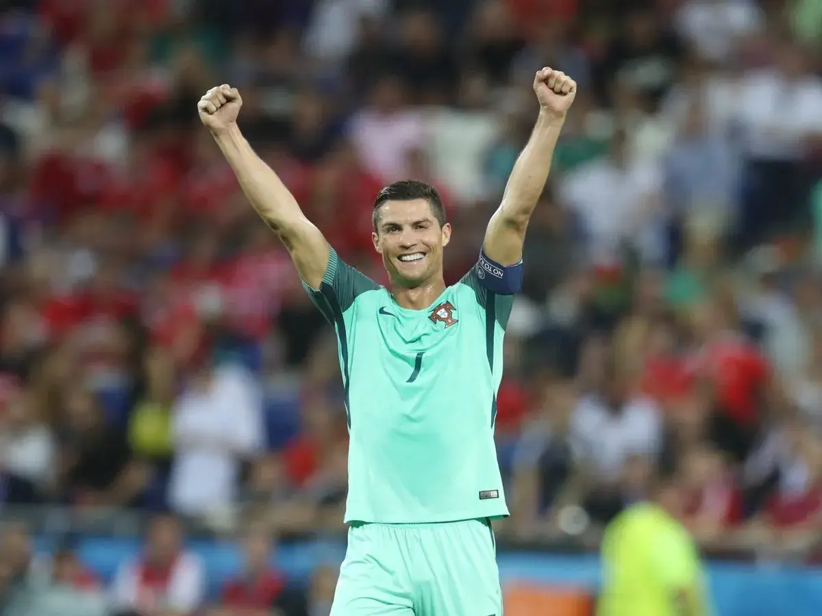 Ronaldo świętuje zwycięstwo Portugalii na Euro.