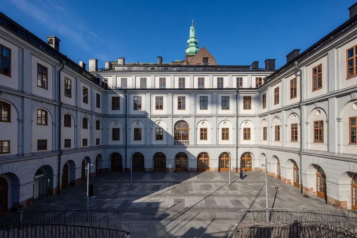Innergård med arkader och fönster på Stadsmuseet i Stockholm. En grön kupol syns ovanför taket.