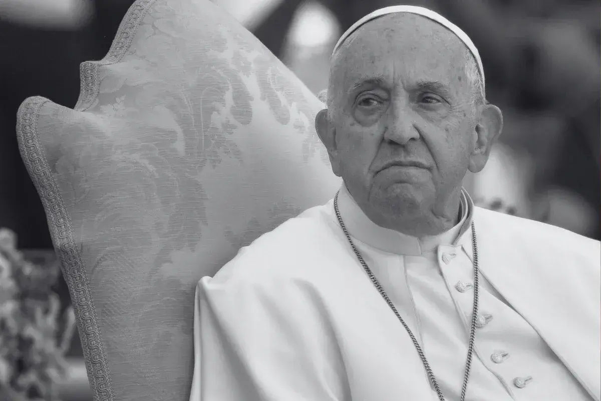 Papież Franciszek siedzi na ozdobnym krześle. Wiele osób zastanawia się, ile lat ma papież.