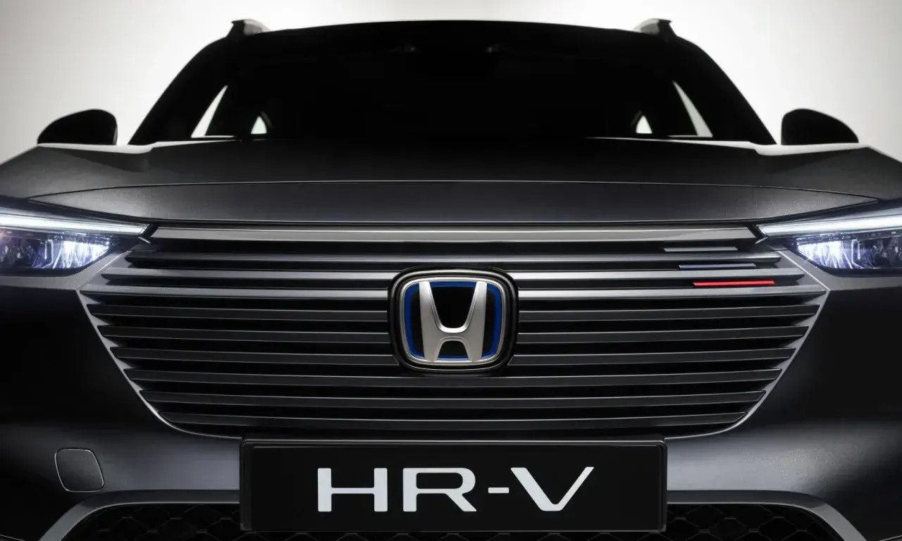 Fronten på en mörkgrå Honda HR-V med LED-strålkastare och en distinkt grill. Ett litet rött streck på grillen kan antyda ett Honda HR-V problem.