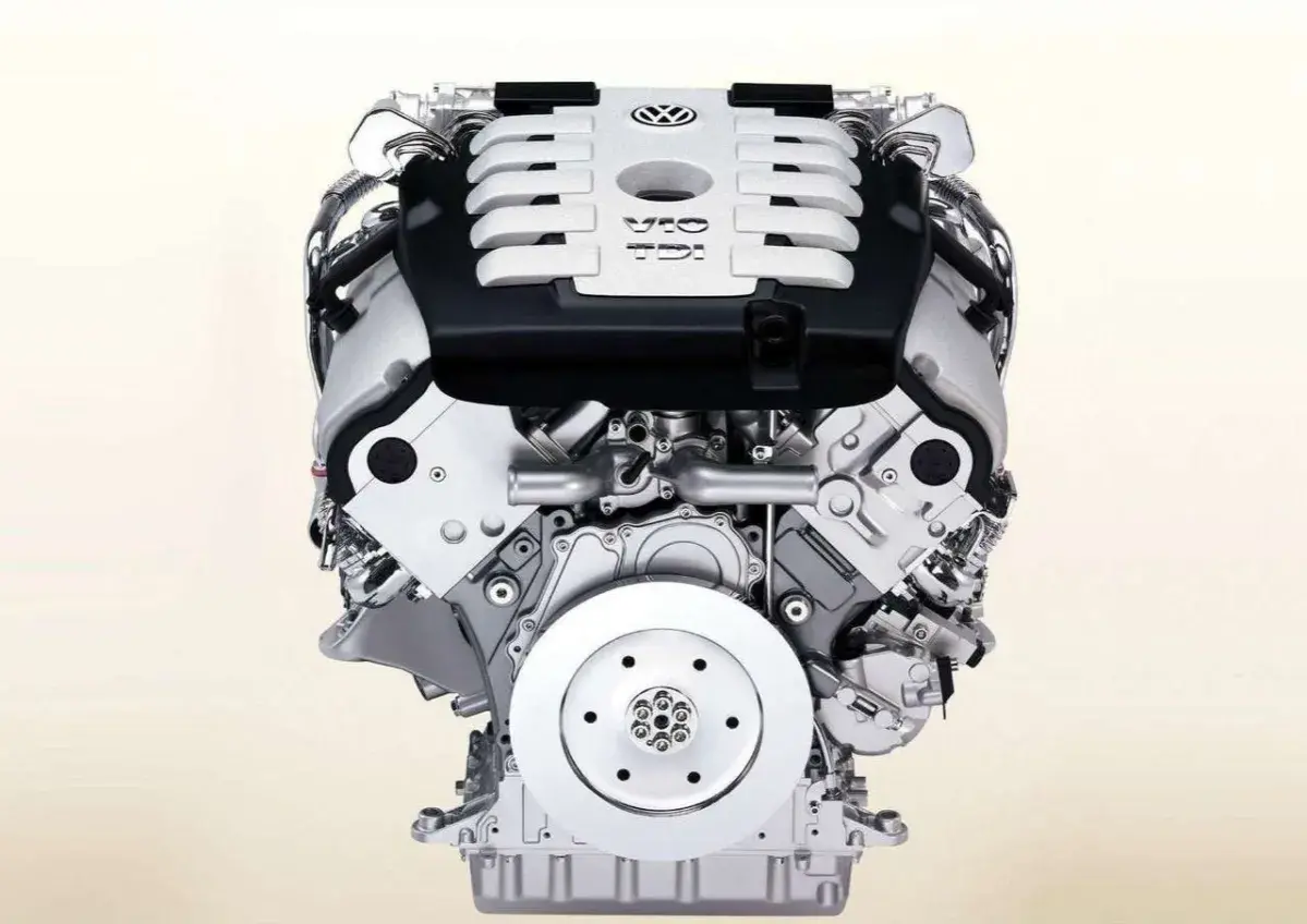 Silnik V10 TDI Volkswagena. TDI to skrót od Turbocharged Direct Injection, oznaczający turbodoładowany wtrysk bezpośredni.