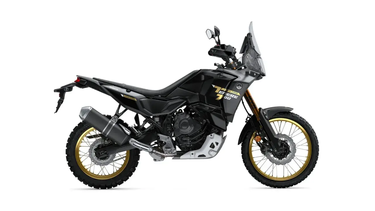 Czarny motocykl Yamaha Tenere 700 World Raid z detalami w kolorze złotym i szarym, gotowy na przygodę.