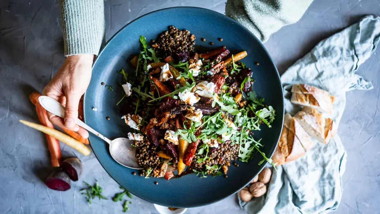Herzhafter Linsensalat mit Roter Bete, Karotten und Ziegenkäse. Ein tolles linsensalat rezept für jede Gelegenheit.
