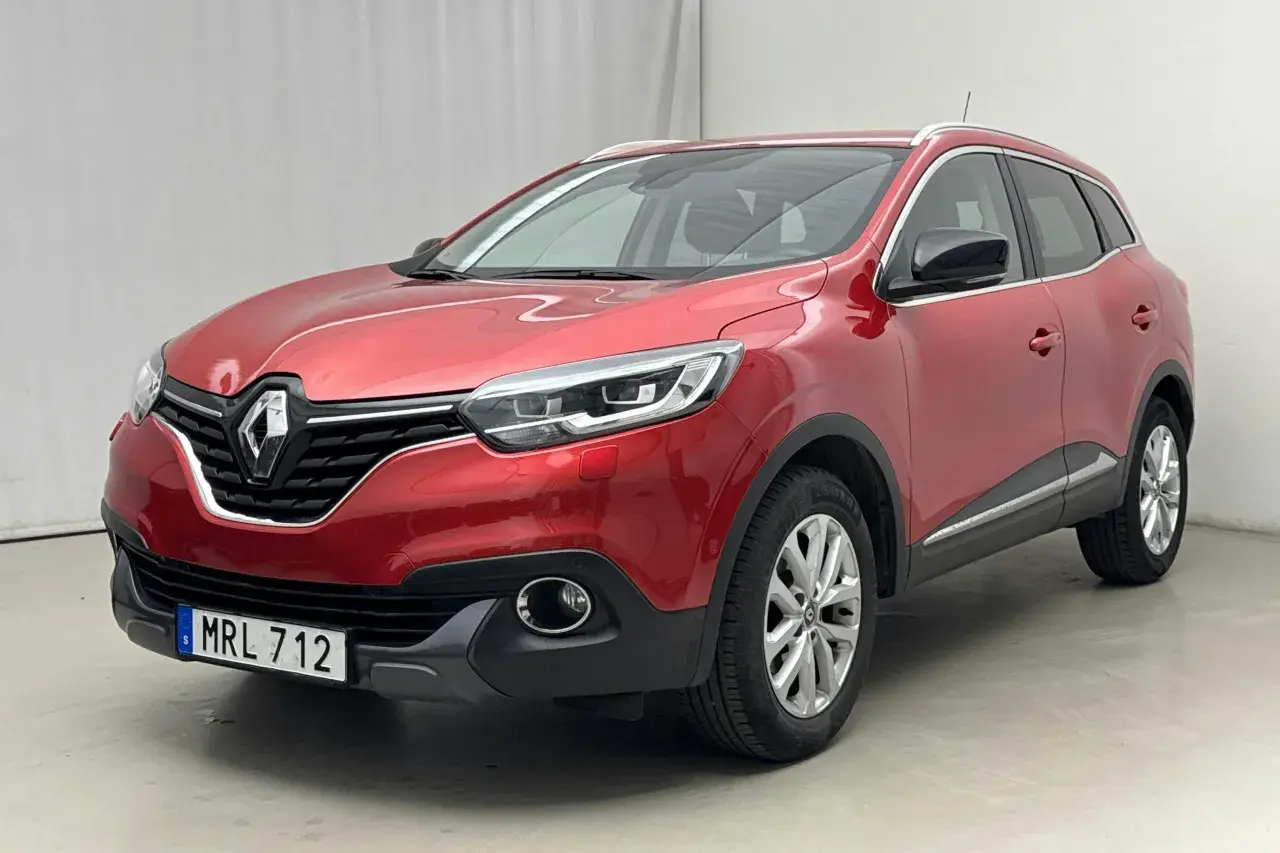 Röd Renault Kadjar, redo för ett Renault Kadjar test. Denna SUV har en modern design och är redo att möta vägarna.