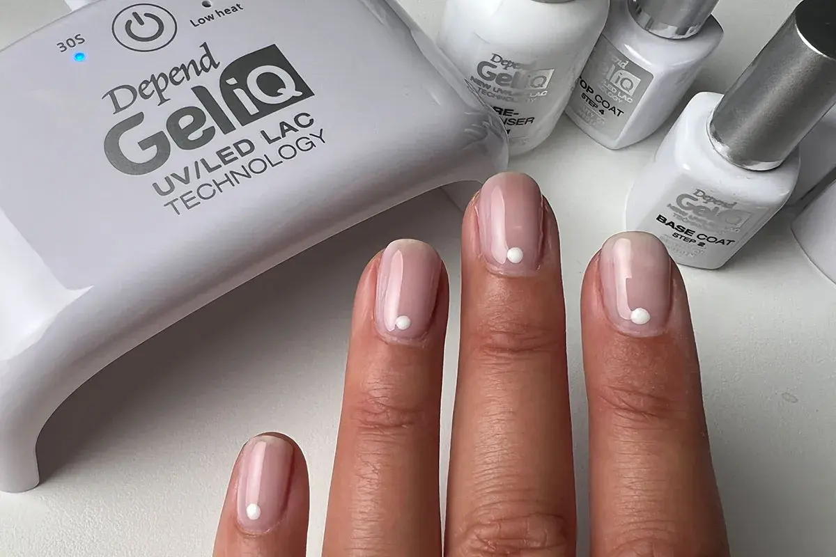 Depend GeliQ UV/LED lamp och naglar med minimalistisk orly nagellack-design.